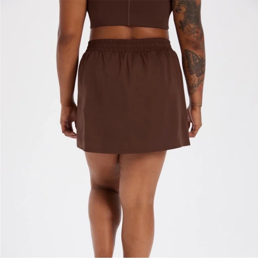 GIRLFRIEND COLLECTIVE Birdie Woven Skort in Earth Brown L